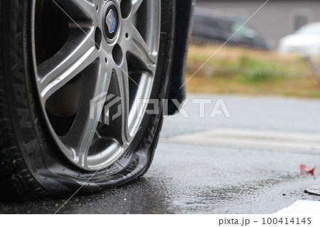 パンクしたタイヤ、乗用車、普通車、旅行、アクシデント、事故 100414145