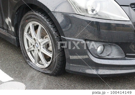 パンクしたタイヤ、乗用車、普通車、旅行、アクシデント、事故 パンクしたタイヤ、乗用車、普通車、旅行、アクシデント、事故 100414149