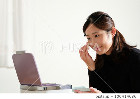 メイクする女性 100414636