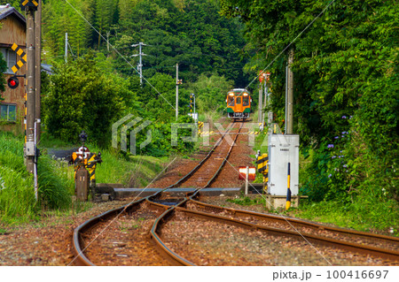 静岡県周智郡森町一宮　天竜浜名湖鉄道と沿線の風景 100416697