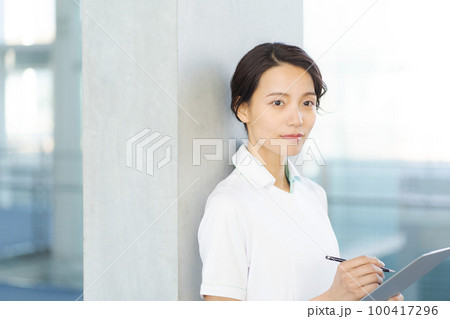看護師の女性のポートレート 100417296