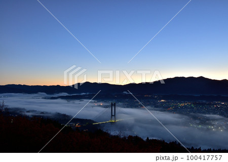 ミューズパークからの秩父盆地の雲海 ミューズパークからの秩父盆地の雲海 100417757