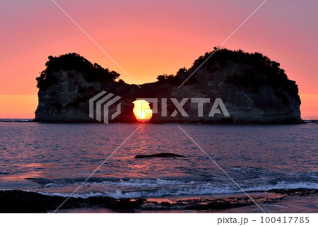 円月島の夕日 円月島の夕日 100417785