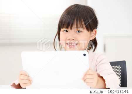 タブレット端末を使って勉強する子供。アプリやゲームが楽しくやる気も向上する タブレット端末を使って勉強する子供。アプリやゲームが楽しくやる気も向上する 100418141