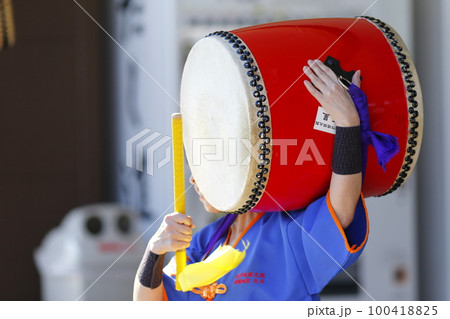 沖縄エイサー踊りの演舞中の大太鼓 100418825