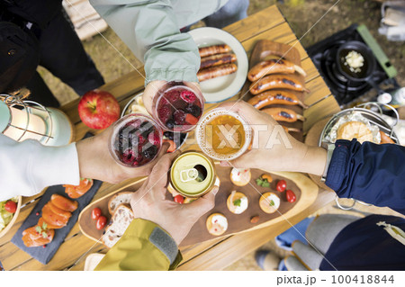 キャンプ飯乾杯イメージ　アウトドアイメージ 100418844