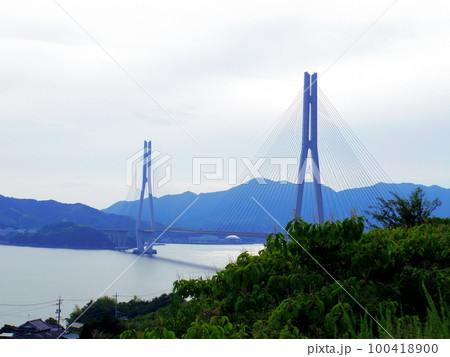 生口島より望む多々羅大橋と大三島 生口島より望む多々羅大橋と大三島 100418900