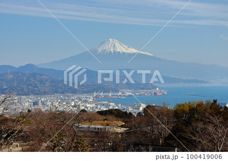 日本平夢テラスから眺めると富士山と駿河湾 日本平夢テラスから眺めると富士山と駿河湾 100419006
