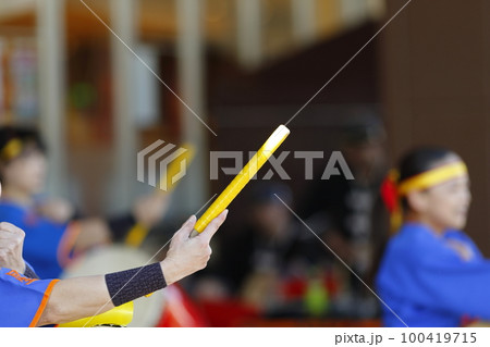 沖縄エイサー踊りの演舞中のバチ 沖縄エイサー踊りの演舞中のバチ 100419715