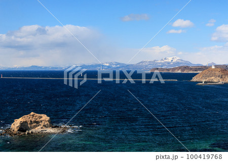 北海道室蘭市、絵鞆岬展望台から眺める有珠山、大黒島、えびす島【3月】 100419768