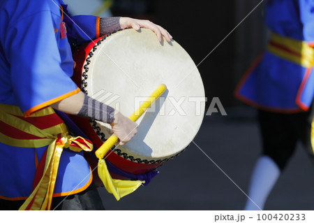 沖縄エイサー踊りの演舞中の大太鼓 100420233