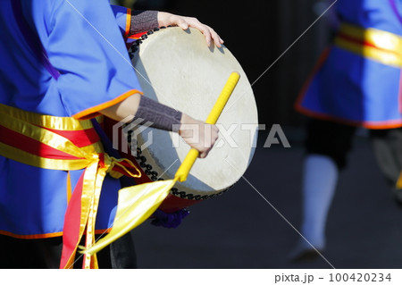 沖縄エイサー踊りの演舞中の大太鼓 100420234