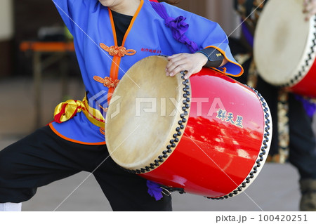 沖縄エイサー踊りの演舞中の大太鼓の写真素材 [100420251] - PIXTA