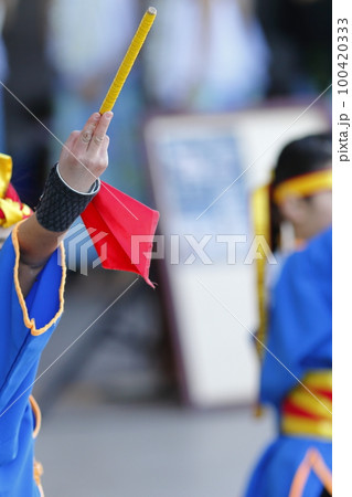 沖縄エイサー踊りの演舞中のバチ 100420333