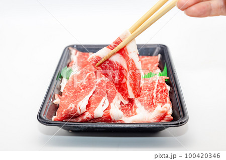 綺麗なさしが入った和牛 黒いパックに並べられた和牛のスライス 綺麗なさしが入った和牛 黒いパックに並べられた和牛のスライス 100420346