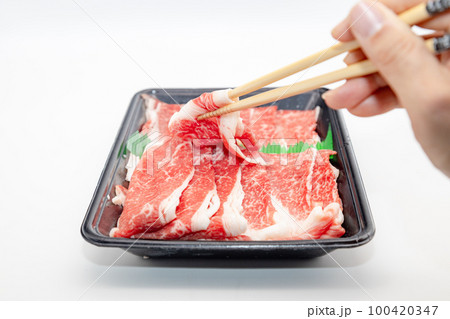 綺麗なさしが入った和牛　黒いパックに並べられた和牛のスライス 100420347