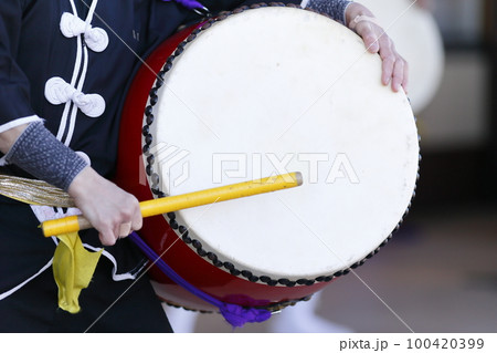 沖縄エイサー踊りの演舞中の大太鼓 100420399