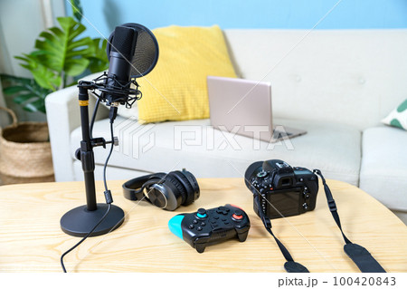 ゲーム配信する機材を並べる　一眼レフとマイクとコントローラーヘッドホン　ゲーム実況　ユーチューバー 100420843