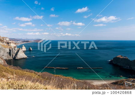 北海道室蘭市、トッカリショ展望台から眺める噴火湾とトッカリショ浜【3月】 100420868