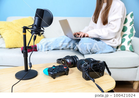 動画撮影、ゲーム配信する女性配信者　動画撮影　ゲーム実況　ユーチューバー 100421024