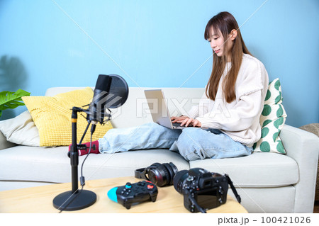 動画撮影、ゲーム配信する女性配信者　動画撮影　ゲーム実況　ユーチューバー 100421026