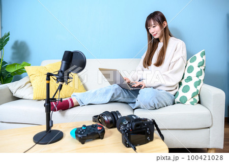 動画撮影、ゲーム配信する女性配信者 動画撮影 ゲーム実況 ユーチューバー 動画撮影、ゲーム配信する女性配信者 動画撮影 ゲーム実況 ユーチューバー 100421028