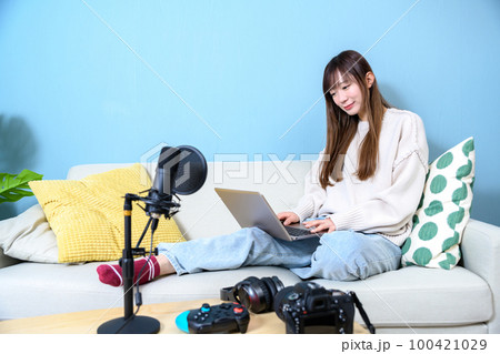 動画撮影、ゲーム配信する女性配信者　動画撮影　ゲーム実況　ユーチューバー 100421029