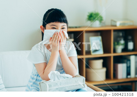 花粉症の小学生の女の子 花粉症の小学生の女の子 100421318