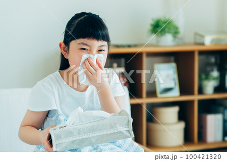 花粉症の小学生の女の子 100421320