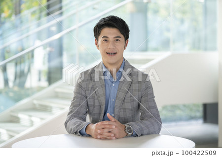 カメラ目線で笑顔の30代の男性　　撮影協力　LINK FOREST 100422509