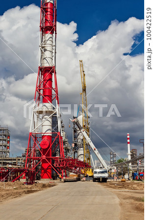 Unloading sections of the boom of a large crawler crane using a crane 100422519
