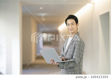 ノートパソコンを持ったカメラ目線の30代のビジネスマン　撮影協力「LINK FOREST」 100423304