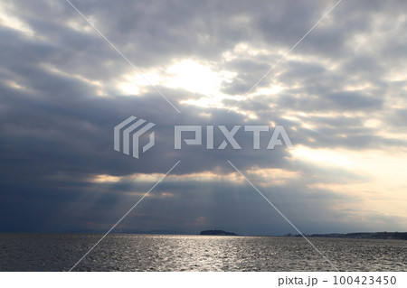 江ノ島を照らす 江ノ島を照らす 100423450