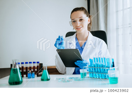 Female scientist researcher conducting an experiment in a laboratory... 100423902