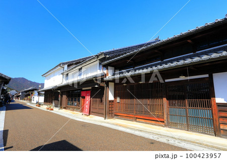 【三重県】晴天の関町関宿伝統的建造物群 100423957