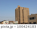 青空にマンションがそびえ立つ 100424183
