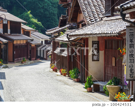 晴れ渡った吹屋の伝統的な街並み（岡山県高梁市） 100424531