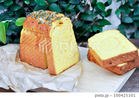 bread , pumpkin bread or loaf of bread or sliced bread or cut bread with pumpkin seed and sesame 100425101