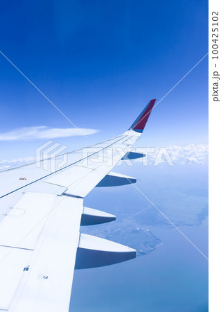 sky and wing of the plane 100425102