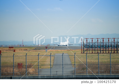 【京浜島緑道公園から見たA滑走路16Rに着陸後タキシング】 100425170