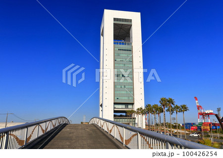 【三重県】晴天の四日市港ポートビル 【三重県】晴天の四日市港ポートビル 100426254