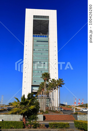 【三重県】晴天の四日市港ポートビル 100426260