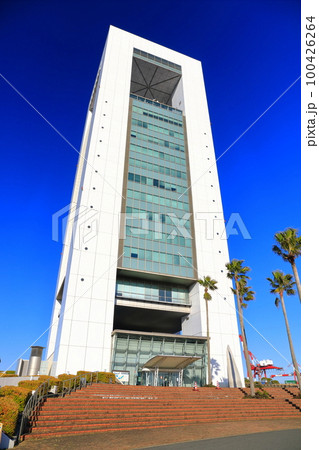 【三重県】晴天の四日市港ポートビル 100426264
