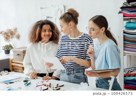 Craft Courses, Creative live workshops, offline and online classes. Art Craft workshops, classes, lessons and courses for kids adults. Female designer teaching students how to make jewelry 100426573