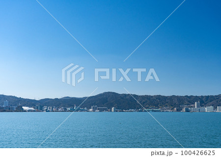 矢橋帰帆島公園からみる対岸の大津市街地 矢橋帰帆島公園からみる対岸の大津市街地 100426625
