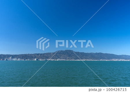 矢橋帰帆島公園から対岸に見える比叡山と青空のコピースペース 100426715