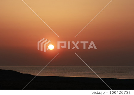 海からの日の出 100426752