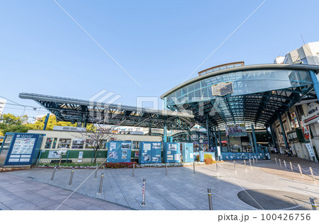 広島県広島市　快晴のJR横川駅 100426756