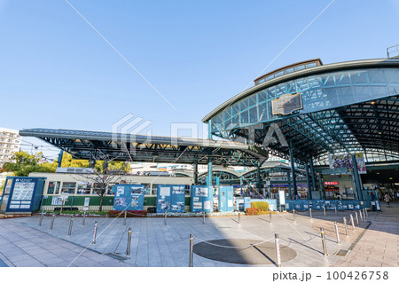 広島県広島市　快晴のJR横川駅 100426758