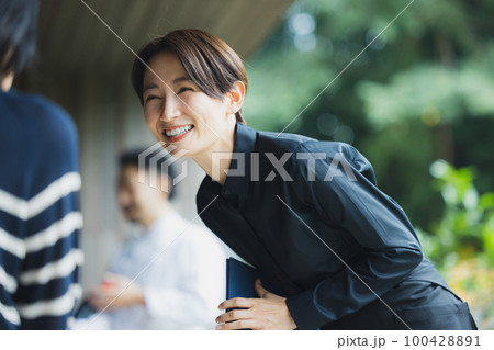 レストラン　スタッフ 100428891